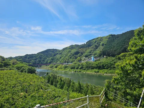 緑深き山と清流、青い空