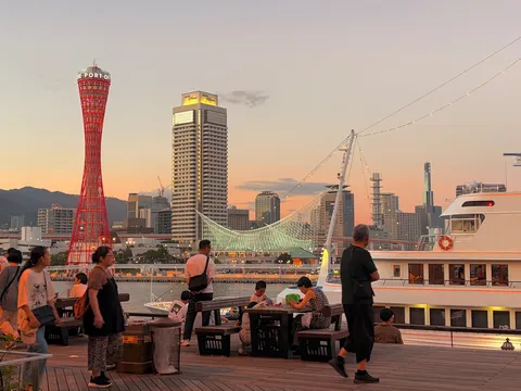 港に集う夕暮れのひととき