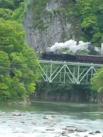 渓谷を駆ける、煙たなびくSL
