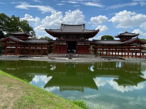 水鏡に浮かぶ赤い寺院