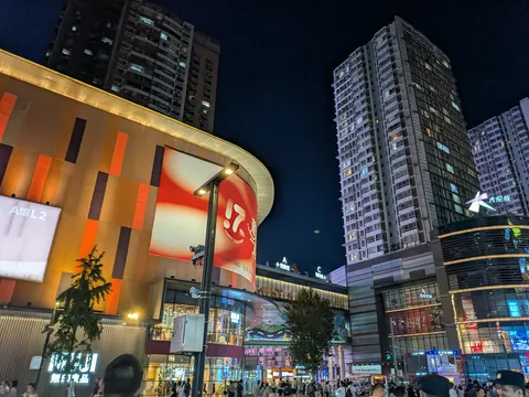 夜の街が弾む交差点