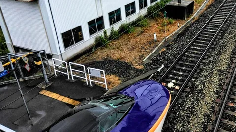雨上がりの列車、静かな停車駅