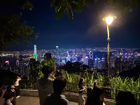 灯りの先に広がる夜景