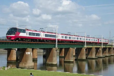紅い列車、橋を渡る