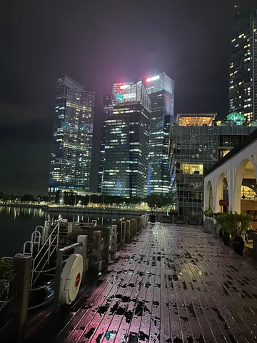 夜景に濡れた板張りの道
