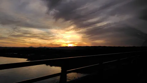 橋と空、水面のコントラスト