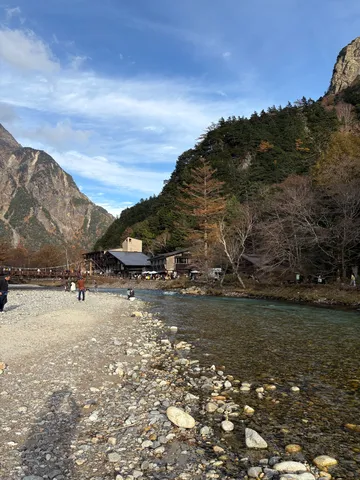 川沿いの自然と佇む建物