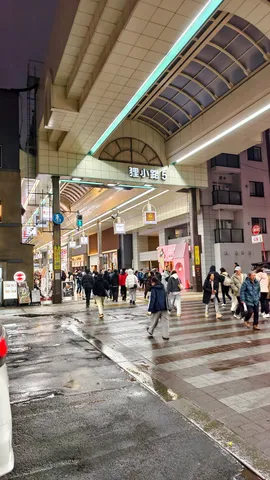 夜の狸小路、濡れた路面の輝き
