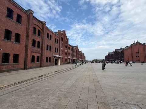 歴史を感じる赤レンガ建築の広場