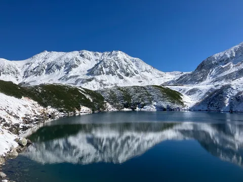 空と湖面に映る雪山