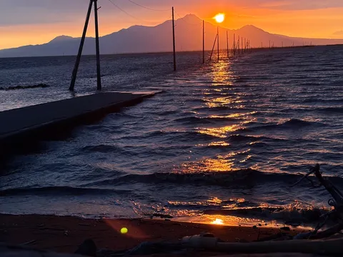 水面に輝く夕陽の道