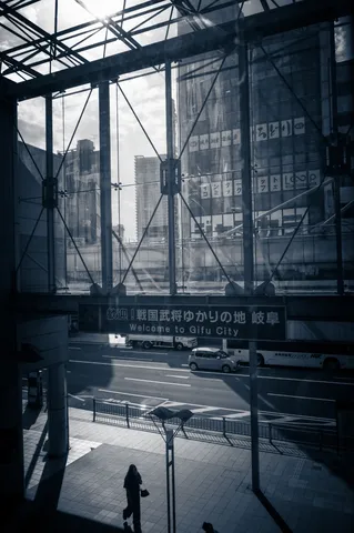 窓越しの街に光の影