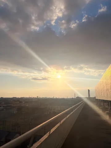 夕陽と光の梁がつなぐ風景