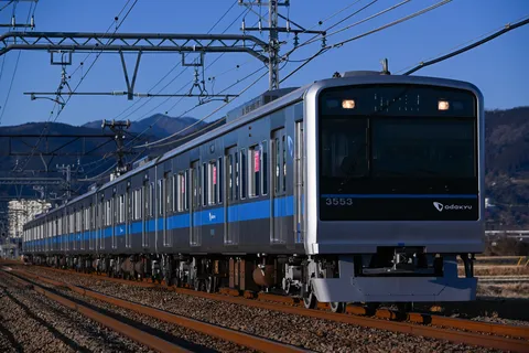 線路の上のイケメン電車
