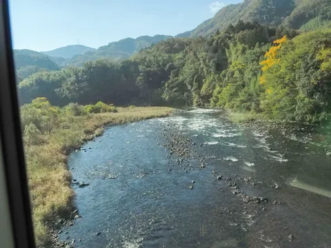 山と川の秋色グラデーション