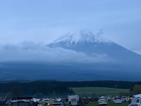 雪を纏う富士とキャンプ場