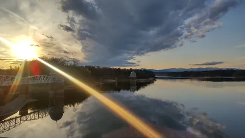 夕陽の橋と空のドラマ