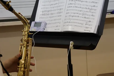 楽器と楽譜、音楽の練習風景