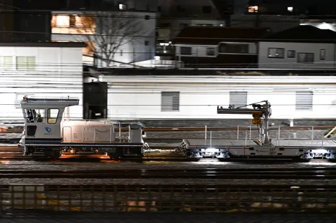 夜の鉄道、光と影のコントラスト