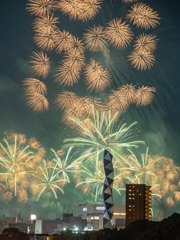夜空を彩る光の競演