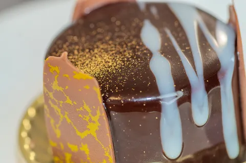 輝きを纏うチョコレートケーキ