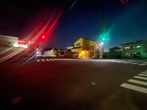 夜の交差点に走る光の物語