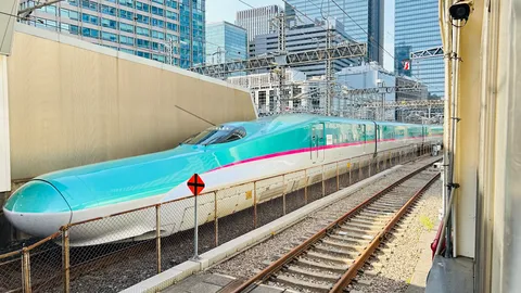 都市を駆ける青い流線