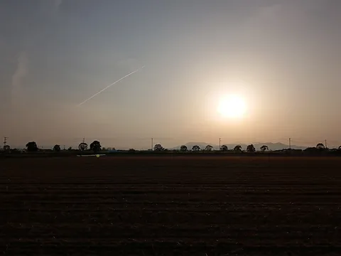 夕焼け空と飛行機雲のコントラスト
