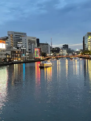 夜の水辺に映る街灯