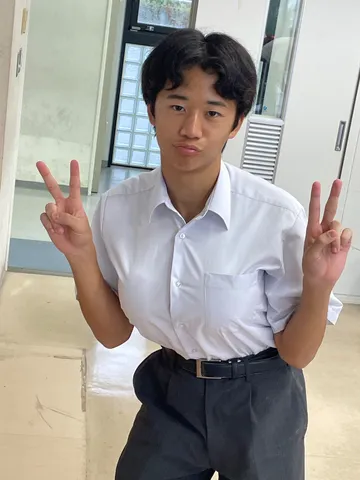 おどけた表情と両手ピース