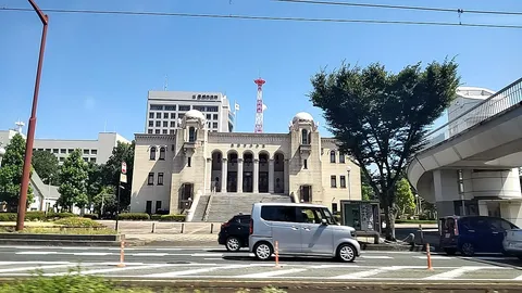 街角のレトロモダン建築
