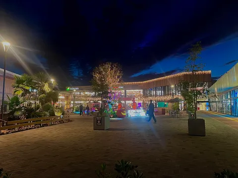 夜の広場に灯る温かな光