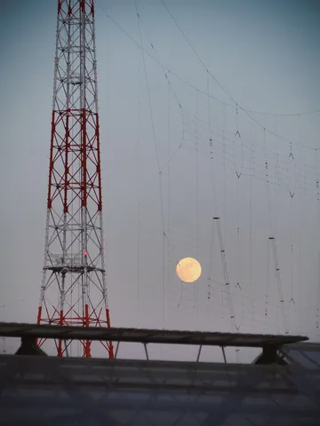 電波塔と満月