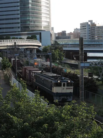 都会の片隅、歴史を運ぶ列車