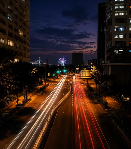 光跡と夜景の交差点