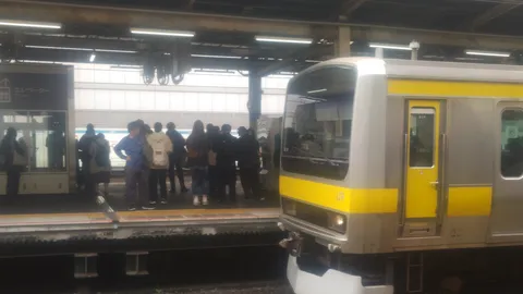 雨上がりの駅、旅立ちの瞬間