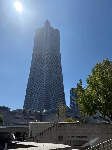 都市の孤影、青空へそびえる