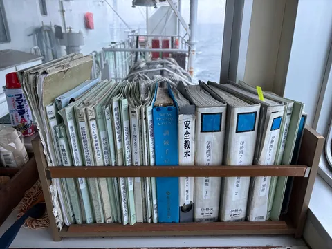 船上の資料棚の静けさ