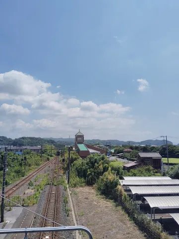 田舎の駅と教会風建物