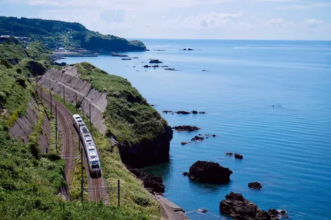 海沿いを走る、風光明媚な列車旅