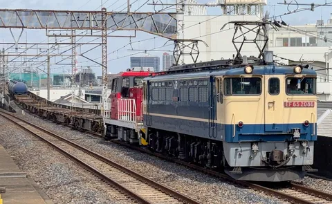 貨物列車の力強い走り