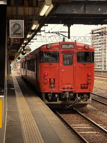静かな駅に佇む赤い車両