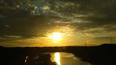 夕焼けが水面を照らす風景
