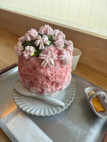 ひんやり桜吹雪のかき氷