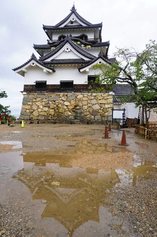 水面に映る城の影