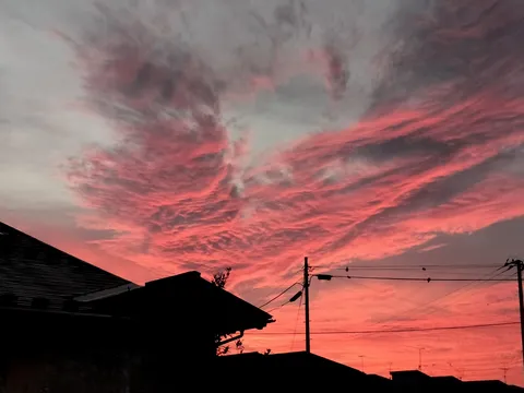 燃えるような空と住宅街