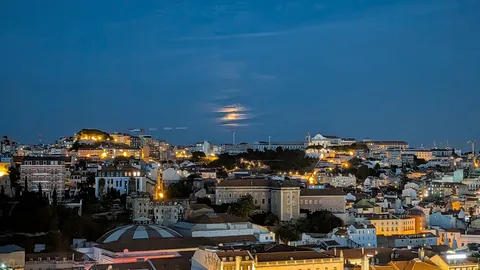 夜景と月の街角