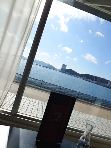 窓越しの海と空、穏やかな午後のひととき