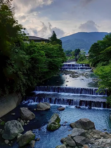 山間の静かな段々滝