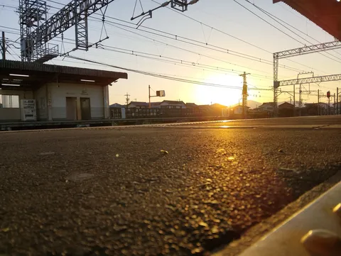 夕陽と線路の静かな佇まい